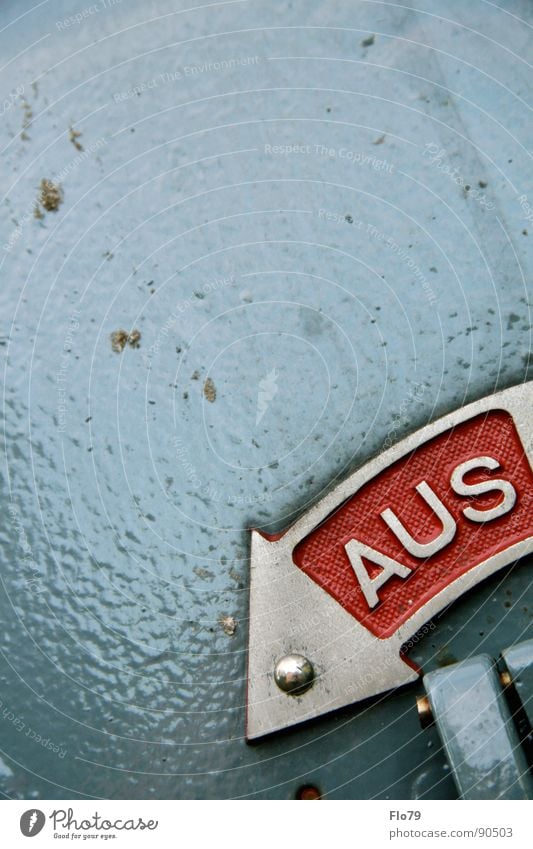 Aus oder Ein? Sicherungskasten Starkstrom Schalter ausschalten aktivieren Schliff grau rot Eisen Oberfläche unten S-Bahn elektrisch Teilung rechts links