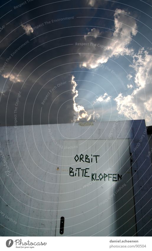 bitte klopfen !!?? Wolken Licht dunkel Wand Detailaufnahme Buchstaben Schriftzeichen Himmel Surrealismus abstrakt Sonne hell