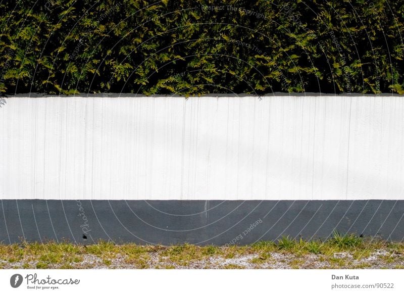 Grünstreifen Wand weiß rot grau grün Wiese Sträucher Hecke Geometrie Strukturen & Formen flach graphisch Nationalflagge Beton Kies Garten Park Rasen