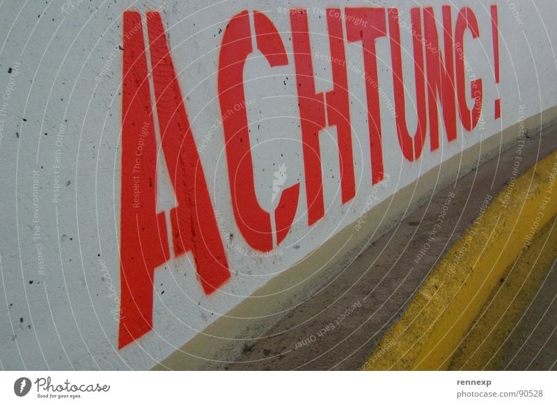 ACHTUNG Rutschgefahr gefährlich rot Großbuchstabe grell mehrfarbig Beton Text Buchstaben Parkhaus Rampe Beschriftung groß Asphalt Warnhinweis Warnschild