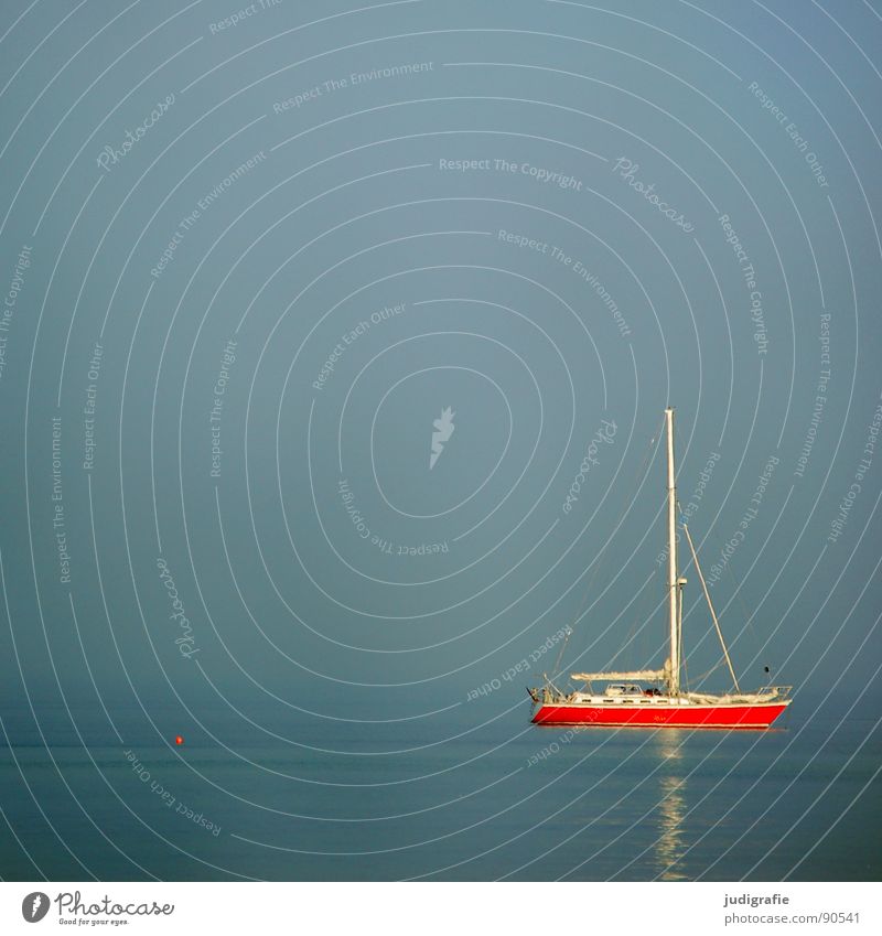 Ruhe See Wasserfahrzeug Segelboot rot Anker ruhig Ferien & Urlaub & Reisen Liegeplatz Ankerplatz Schifffahrt Sommer Frieden Meer Himmel Ostsee Erholung