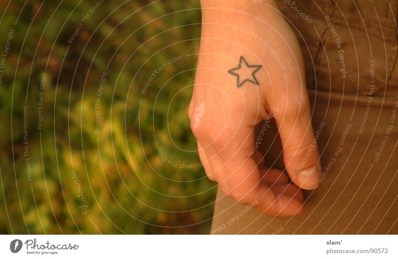 Lauras Jugendjahre.... Hand Tiefenschärfe Hose braun Handzettel Wiese Nagel Fingernagel Körperkunst Handrücken zart weich Makroaufnahme Nahaufnahme Tattoo tatoo