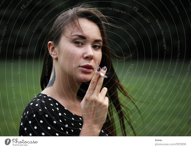 . feminin Junge Frau Jugendliche 1 Mensch Park Kleid Tattoo brünett langhaarig beobachten Rauchen authentisch dunkel schön Coolness Mut Müdigkeit Erschöpfung