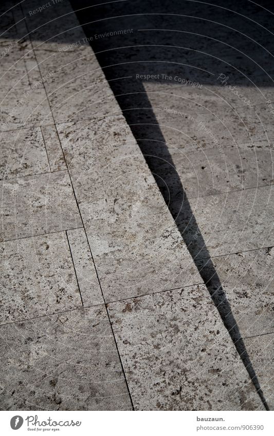 \. Sommer Stadt Hochhaus Bankgebäude Platz Marktplatz Treppe Fußgänger Wege & Pfade Stein entdecken gehen laufen eckig grau Farbfoto Gedeckte Farben