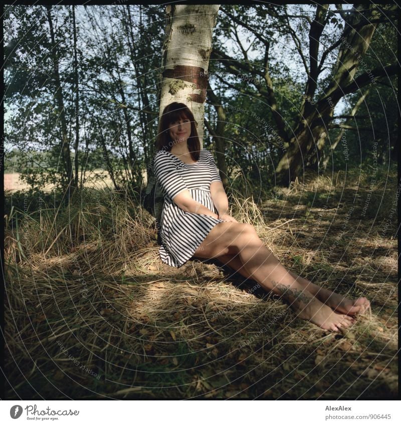 vor dem Herbst Junge Frau Jugendliche Beine 18-30 Jahre Erwachsene Natur Landschaft Schönes Wetter Baum Sträucher Waldlichtung Kleid gestreift Barfuß tätowiert