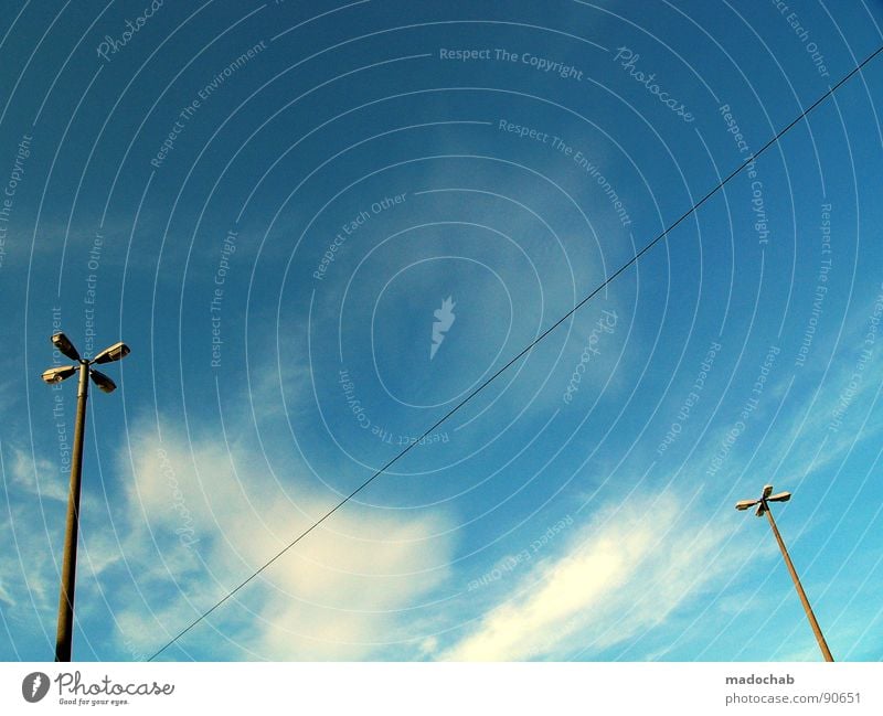 SUMMER IN THE CITY Verbindung Leitung Knoten chaotisch Überleitung streben graphisch Laterne Lampe Draht Elektrizität Kraft Himmel Muster industriell