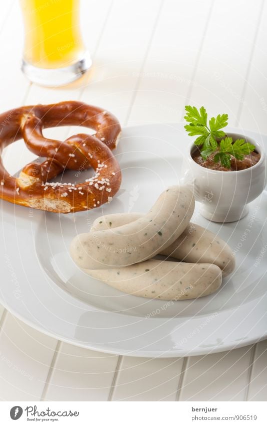 Bavarian Delight Lebensmittel Wurstwaren Teigwaren Backwaren Ernährung Mittagessen Getränk Bier Geschirr Billig gut lecker braun gelb weiß gefräßig Weißwurst