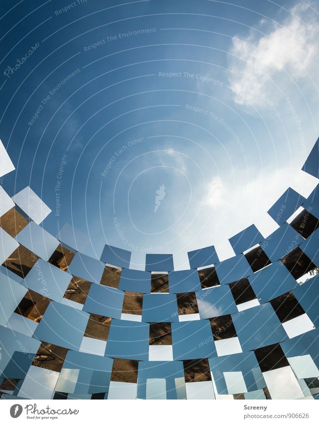 Wall Of Q Skulptur Himmel Wolken Sommer Park stehen hoch blau weiß Kraft Schutz Zusammenhalt Farbfoto Außenaufnahme Menschenleer Tag Licht Schatten