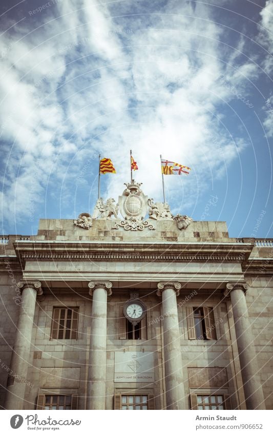 Palast - Flaggen - Himmel Sommerurlaub Architektur Schönes Wetter Stadt Altstadt Menschenleer Haus Säule Fahne Uhr Sehenswürdigkeit alt groß historisch Stimmung