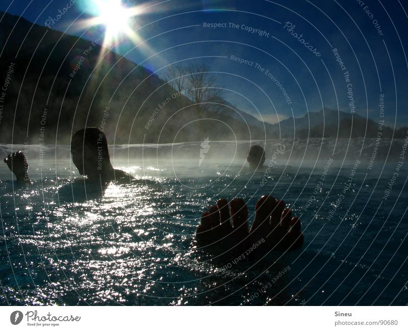 Gipfelstürmer Sonne Sonnenstrahlen Gegenlicht Freibad Schwimmbad Planschbecken Schwimmen & Baden Wasserdampf Nebel Zehen Fußbad Erholung Wellness heiß kalt