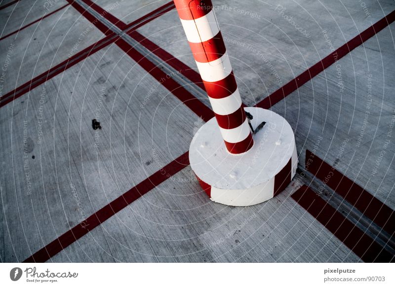 ringelturm im linienmeer Asphalt Parkplatz parken rot Kreis Platz unbeständig Teilung Beton Parkhaus Symbole & Metaphern Warnfarbe Linie Orientierung