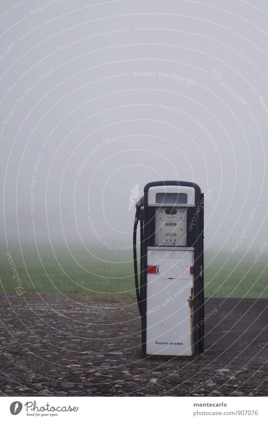 350 und mal nachtanken Umwelt Herbst schlechtes Wetter Nebel Gras Wiese Sammlerstück Tankstelle Zapfsäule Stein Beton Stahl Rost entdecken alt authentisch eckig