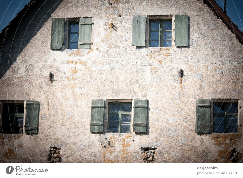 Sommerlicher Adventskalender, Altes mit teilweisen offenen Fensternläden, Bauernhaus in der Nähe von Egloffstein im öberfränkischen Landkreis. Wohlgefühl