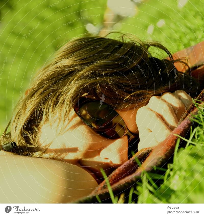 chillin in the sun Wiese gelb Brille Erholung genießen ruhig ruhen Hand Gras Frühling Sommer Frau feminin Farbe liegen sunglasses chillig Decke Sonne Gesicht