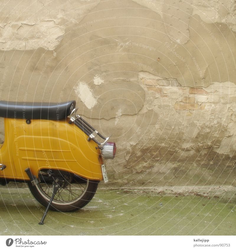 abstellplatz I Motorrad Oldtimer Rad Gummi Ständer Mauer Rücklicht Kleinmotorrad laut Abgas Hinterhof Kotflügel Felge Speichen Schwalben verfallen prifiel