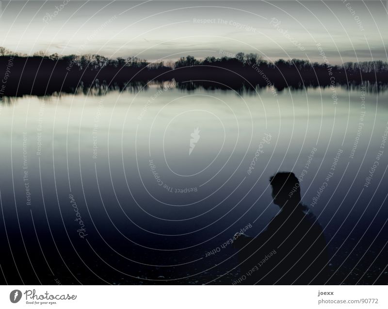 Seeblick Abenddämmerung abgelegen Baum beschaulich dunkel Einsamkeit Erholung Gegenlicht ruhig Denken Wasser Horizont Langzeitbelichtung Mann schweigen