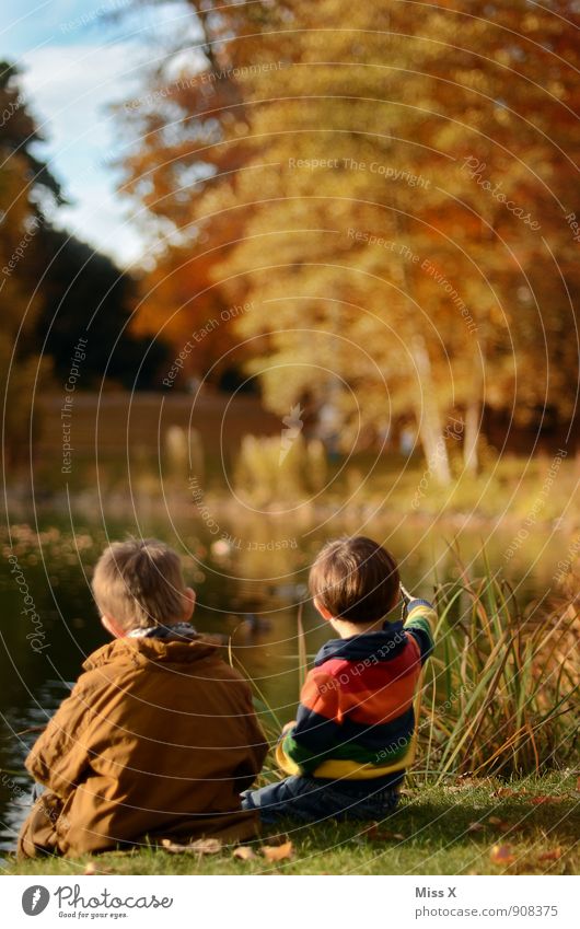 Zwei am See Freizeit & Hobby Spielen Ausflug Abenteuer Ferne Kind Kleinkind Junge Geschwister Bruder Familie & Verwandtschaft Freundschaft Kindheit 2 Mensch