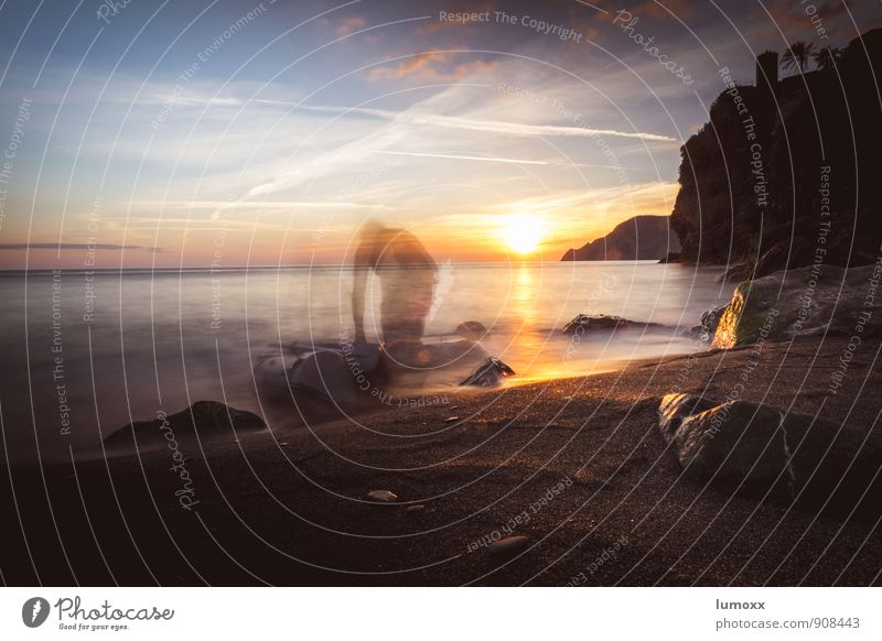 ghost paddler Strand Meer Wellen Ruderboot Schlauchboot 1 Mensch Wasser Himmel Horizont Sonnenaufgang Sonnenuntergang Küste gold Steinstrand Italien Vernazza