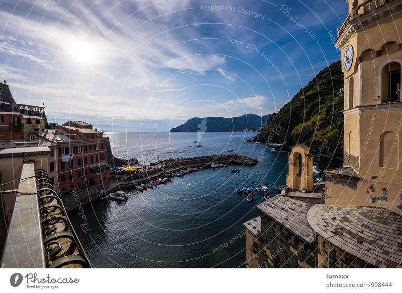 vista Wolken Sonnenlicht Schönes Wetter Küste Meer Vernazza Italien Europa Fischerdorf Haus Kirche blau gelb Aussicht Ruderboot Mole Hafen Cinque Terre Farbfoto