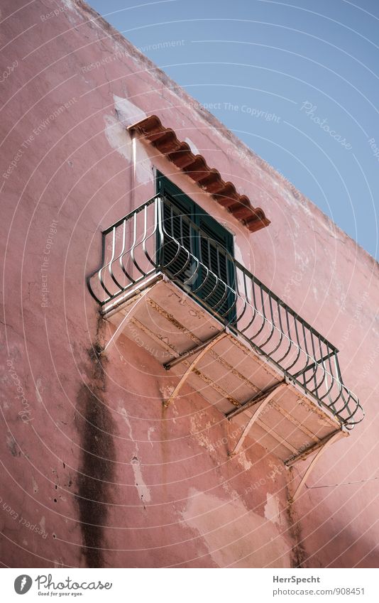 ...könchen Haus Mauer Wand Fassade Balkon Fenster Tür Dach alt rosa Rost dreckig Geländer mediterran Italien Siesta Farbfoto Gedeckte Farben Außenaufnahme