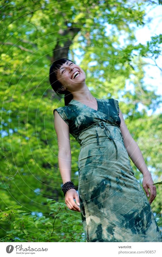 elfe im tarnanzug schön Frau Wald Baum grün Kleid Fröhlichkeit feminin Freude Frühling Elfe Himmel lachen Prinzessin Mensch