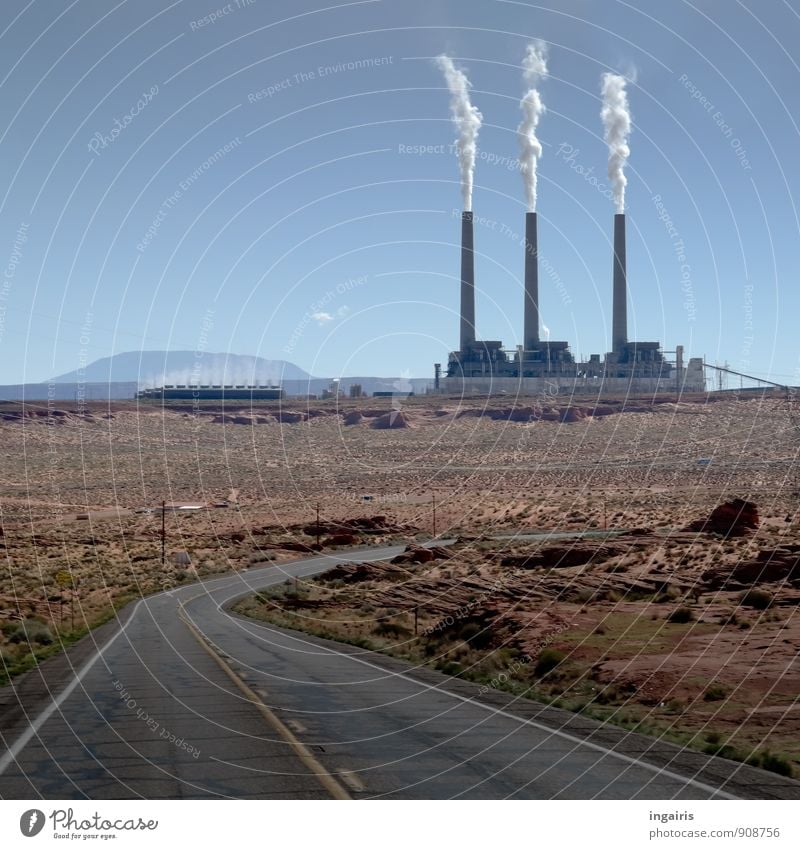 Rauchzeichen Wirtschaft Industrie Umwelt Landschaft Himmel Sonnenlicht Berge u. Gebirge Wüste Menschenleer Industrieanlage Fabrik Schornstein Straße trist