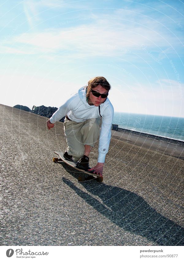 Longboard Girl Skateboarding Sport Meer Aktion Geschwindigkeit Stil Frau Spielen Funsport Extremsport Boarden Street Straße blau Himmel Bewegung Jugendliche