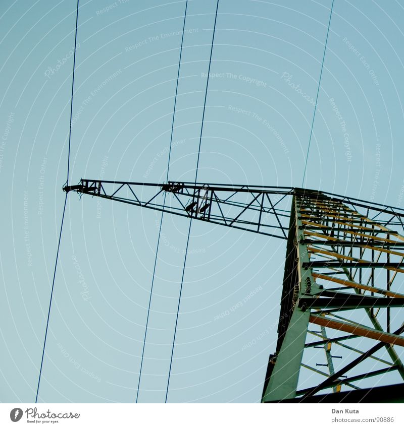 Strom aufwärts Elektrizität edel dünn zierlich offen Draht Strommast aufregend Tour d'Eiffel Bauwerk Leitung Industrie Himmel blau Ehrlichkeit Schatten