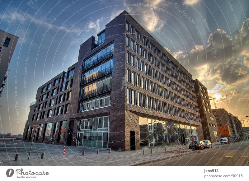 Am Kaiserkai Stadt Hafencity Bürgersteig Baustelle Baukran HDR Dynamikkompression Weitwinkel Abendsonne Gegenlicht Sonnenstrahlen Wolken Backstein Fenster