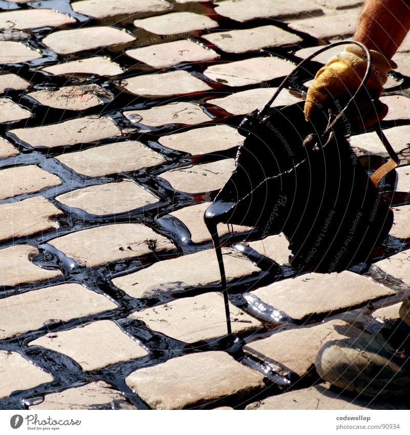 gießen genießen Teer Kopfsteinpflaster Eimer Straßenbau Geschicklichkeit Handwerk Detailaufnahme road street repair flickarbeit tar cobblestones pour Regen