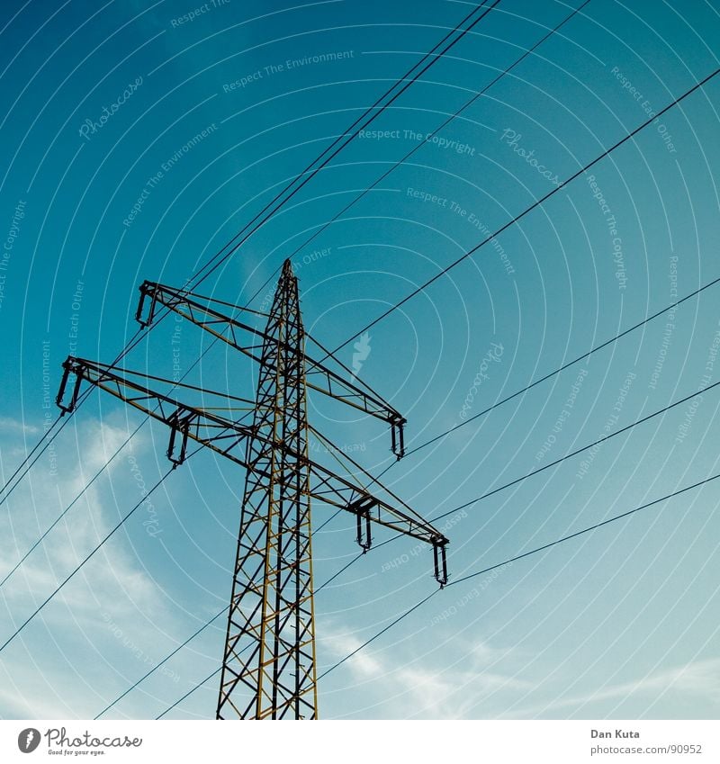 The Strom Mast Go On Elektrizität edel dünn zierlich offen Draht Strommast aufregend Bauwerk Froschperspektive unten zentral Mitte Geometrie Industrie Leitung