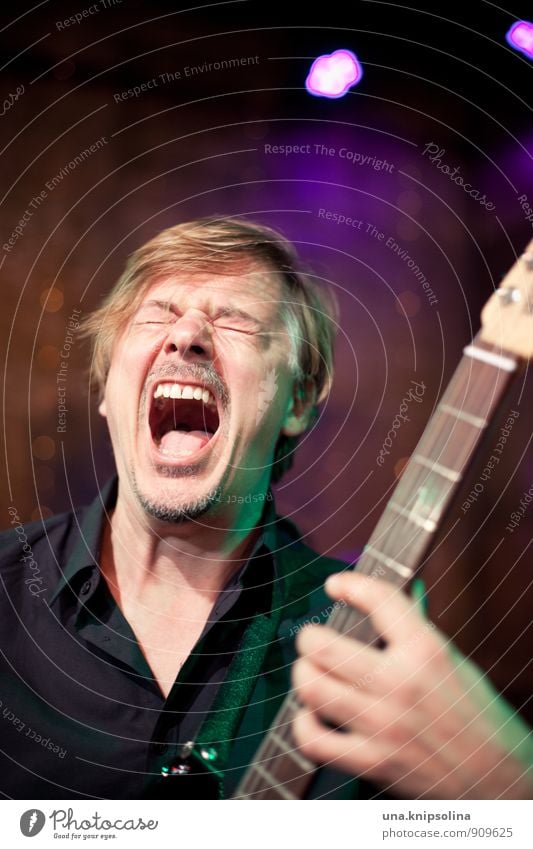 rock on! Mann Erwachsene 1 Mensch 30-45 Jahre Musik Konzert Sänger Musiker Gitarre Rockmusik Popmusik Hemd blond Bart schreien verrückt wild Freude Euphorie