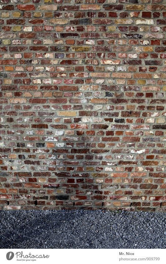 die mauer ist im weg Haus Traumhaus Industrieanlage Ruine Bauwerk Gebäude Architektur Mauer Wand Fassade rot Backstein Kieselsteine Wege & Pfade Silhouette