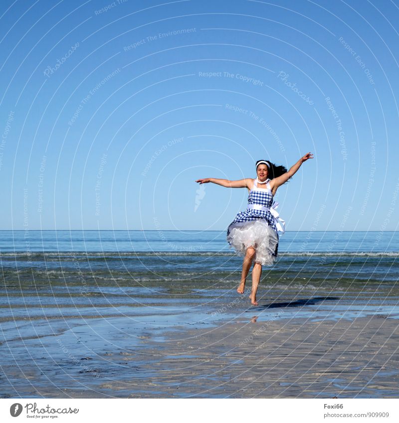 Wohlfühloase/ Sommer-Sonne..... Leben harmonisch Meer Tanzen feminin Frau Erwachsene 1 Mensch 45-60 Jahre nur Himmel Schönes Wetter Wellen Küste Fjord Kleid