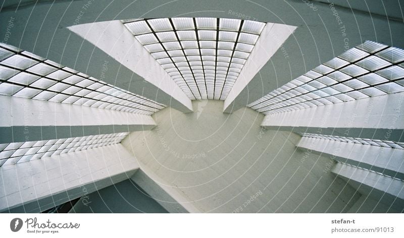 bogen weiß dunkel Glasbaustein rund Treppenhaus Haus fließen Strahlung Symmetrie Mitte Beton Säule abstützen Loft Industriebau Detailaufnahme Architektur Bogen