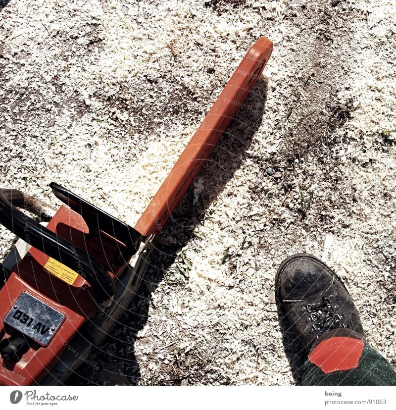 Holz ist ein Stück Lebensqualität Kettensäge Sägemehl Arbeitsbekleidung Stiefel Waldarbeiter Waldarbeiterklause Baum fällen Schutzbekleidung Waldboden