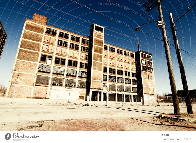 LOST IN PROGRESS - Cleveland Factory Farbfoto Außenaufnahme Menschenleer Textfreiraum links Textfreiraum unten Dämmerung Kontrast Fabrik Straße Einsamkeit