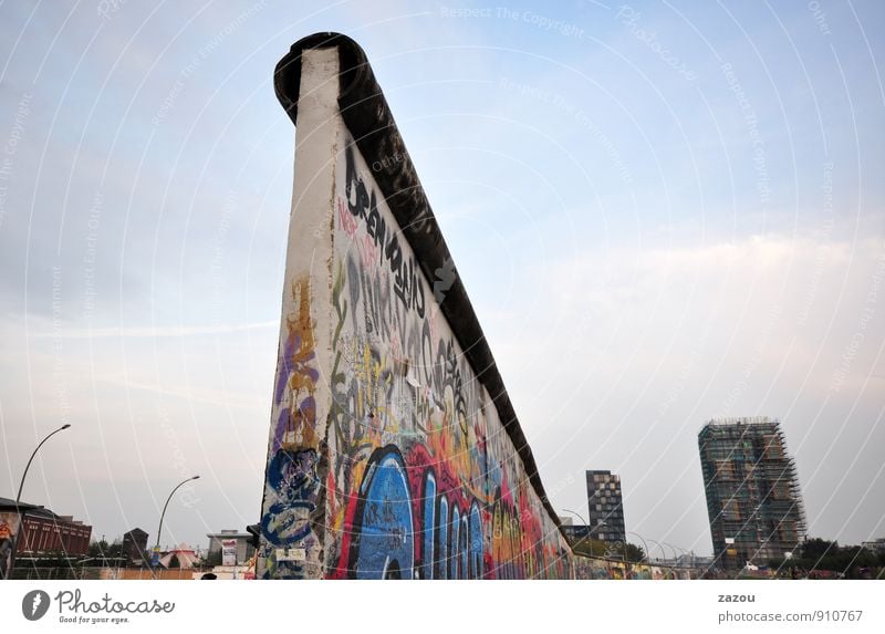 Grenzgänger Stadt Hauptstadt Stadtzentrum Bauwerk Mauer Wand Sehenswürdigkeit Denkmal Freiheit Berlin Berliner Mauer Grenze Grenzbefestigung Graffiti Farbfoto