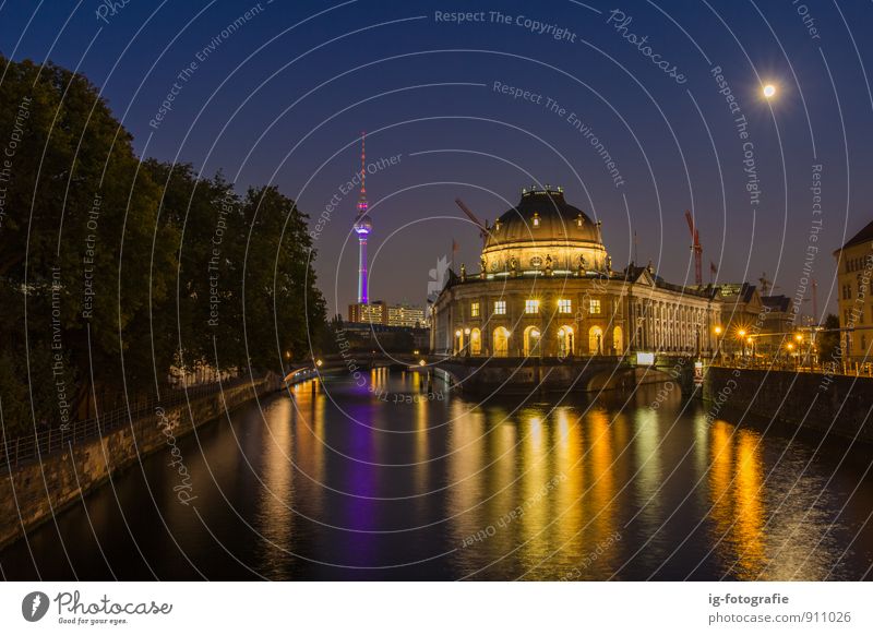 Bode-Museum bei Nacht Sightseeing Städtereise Hauptstadt Gebäude Architektur Brücke Warmherzigkeit Aussicht Berlin Stadtbild Langzeitbelichtung Museumsinsel