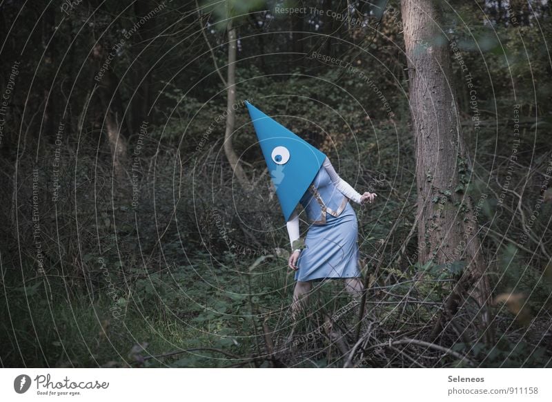 Ich bin Pilze suchen. Sommer Mensch feminin Frau Erwachsene Auge 1 Umwelt Natur Baum Sträucher Wald Rock Maske Hut bizarr skurril Suche Farbfoto Außenaufnahme