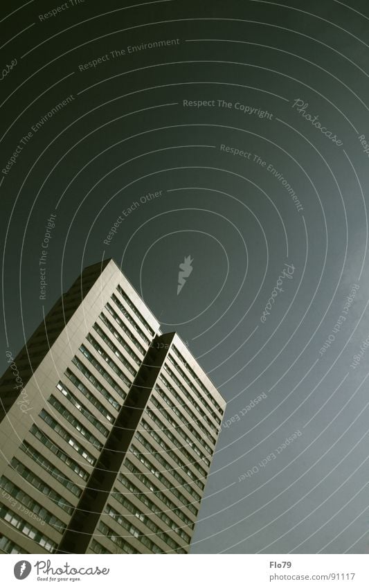 Einen Doppelten! Haus Stadt Kreuzberg Plattenbau Hochhaus graphisch Beton Wohnung Etage trist Fenster grün dunkelgrün grau himmlisch Himmel Fernweh springen