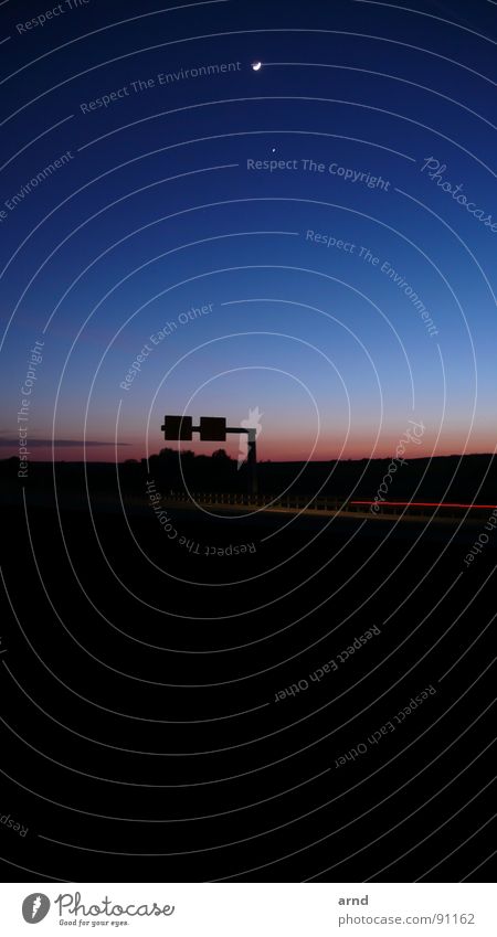 moontorway Nacht Hinweisschild Langzeitbelichtung Dämmerung Sonnenuntergang Verkehr Wolken Halbmond fahren unterwegs Straßennamenschild PKW Mond Himmel Abend