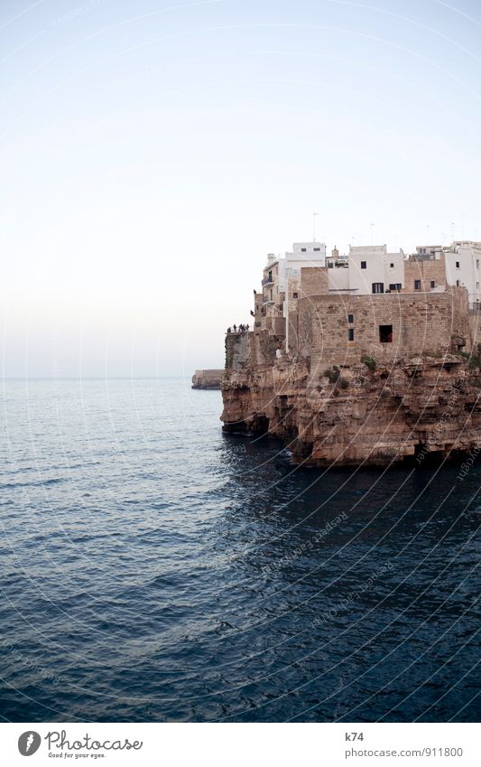 Polignano a mare Himmel Wolkenloser Himmel Horizont Schönes Wetter Küste Meer Polignano a Mare Italien Europa Dorf Fischerdorf Stadtrand Altstadt Haus Stein