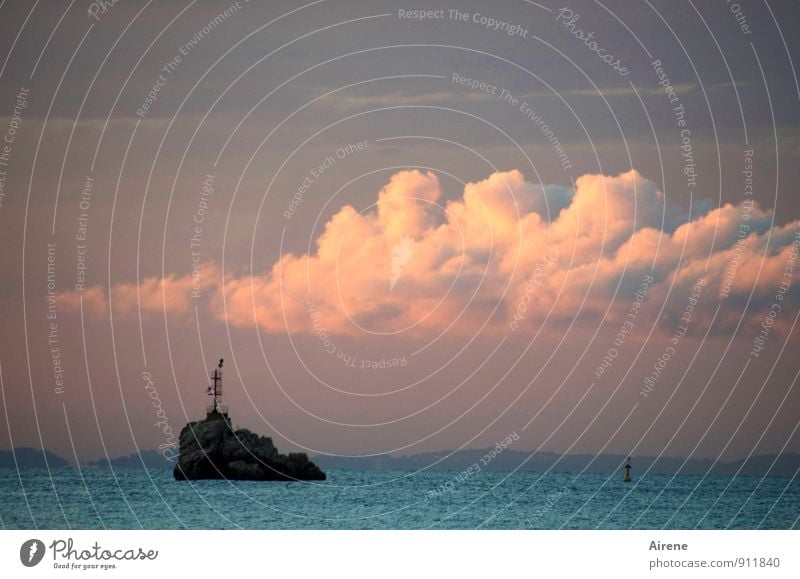 Inseldasein Landschaft Urelemente Luft Wasser Himmel Wolken Horizont Sonnenaufgang Sonnenuntergang Schönes Wetter Stein Schilder & Markierungen ästhetisch blau