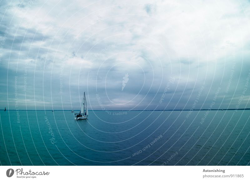 Boot am Balaton Umwelt Natur Wasser Himmel Wolken Horizont Sommer Wetter Unwetter Seeufer Plattensee Ungarn Verkehr Schifffahrt Bootsfahrt Segelboot An Bord