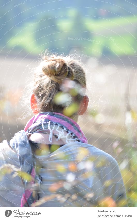 Seelenbalsam | draußen sitzen feminin Frau Erwachsene 1 Mensch Natur Landschaft Sonne Schönes Wetter Sträucher Blatt Schal Tuch blond Zopf hell Wärme Gefühle