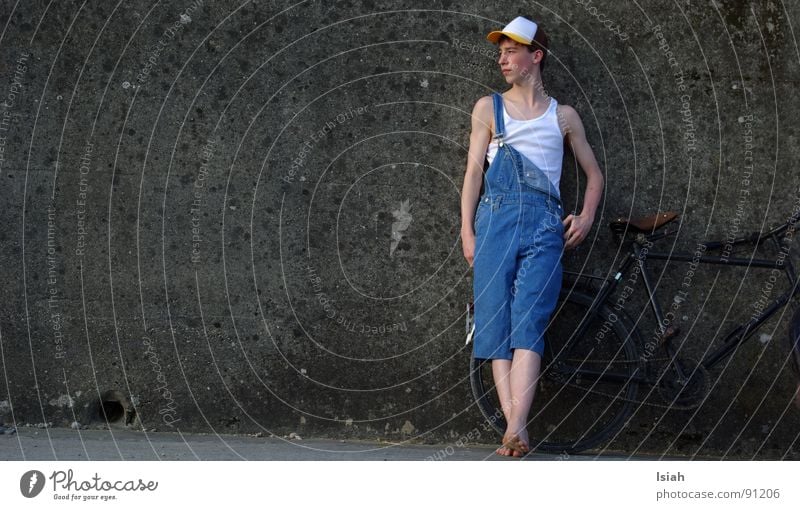 GROSSstadtcowboy Landwirt sentimental Latzhose Barfuß Dürre schön Schatten good boy militärvelo er is betonjunge unterlibli was guckst du???