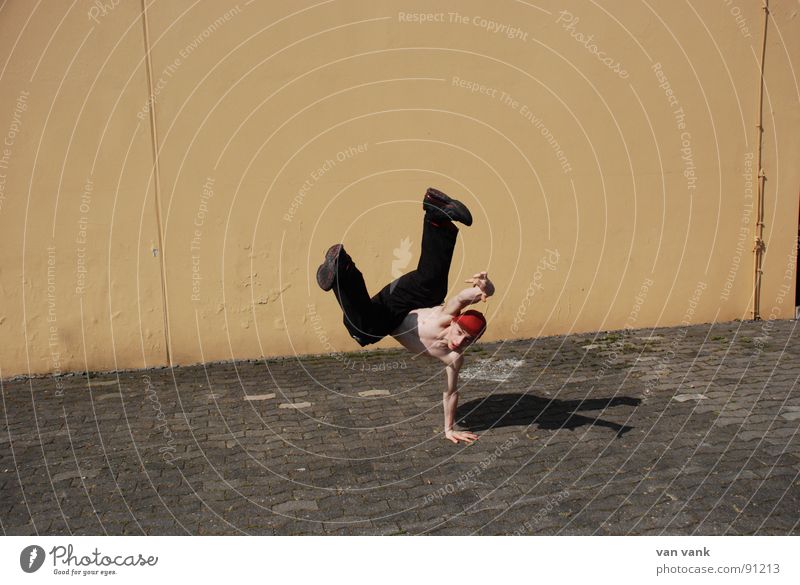 Lastträger gelb Handstand Asphalt Wand Sport Spielen orange Breakdancer Tanzen move Schatten Stein alkohol? :D