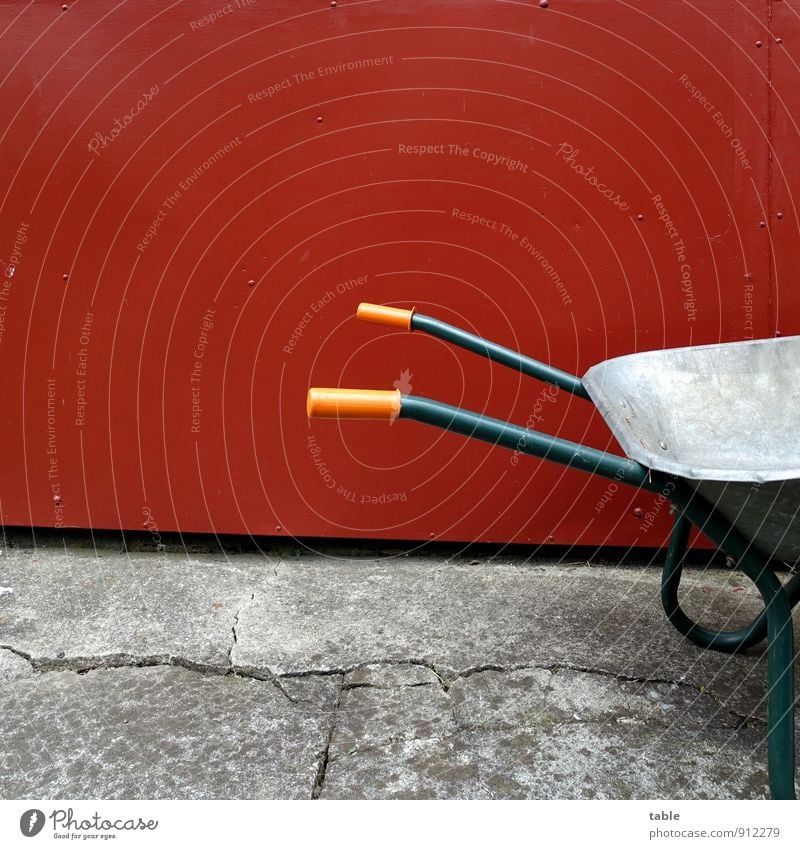 sieht nach Arbeit aus . . . Freizeit & Hobby Garten Hausbau Arbeit & Erwerbstätigkeit Handwerker Gartenarbeit Baustelle Schubkarre Mauer Wand Fassade Beton Holz