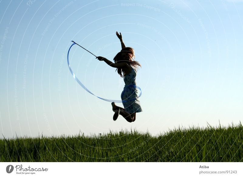 die gute fee Feld Wiese grün feminin Frau Mädchen Zauberstab springen Kleid Zauberei u. Magie Märchen Sommer Himmel blau Fee Stab Aktion Dynamik